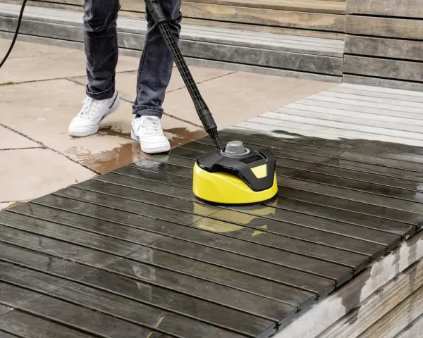 Nettoyer une terrasse en bois avec un nettoyeur haute pression. La méthode pour comment enlever le vert sur du bois est efficace.