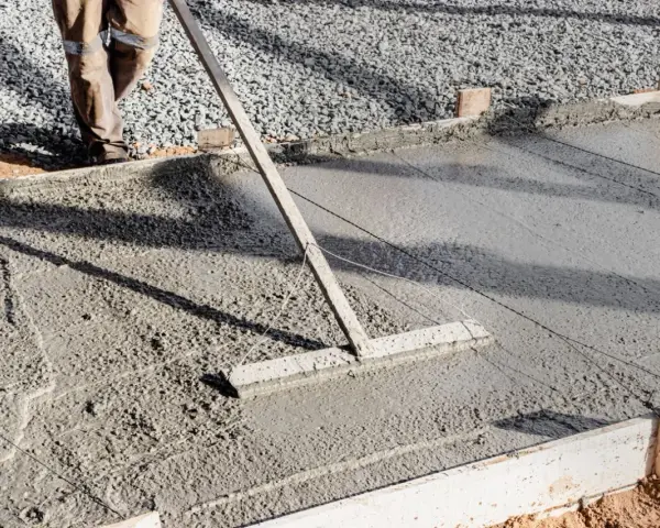 Outil pour aplanir le béton frais, étape clé pour savoir comment faire une dalle de terrasse.