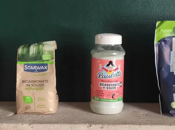 Quatre produits de bicarbonate de soude, dont un pour raviver le noir, sont alignés.