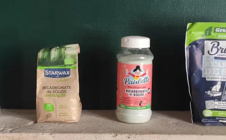 Quatre produits de bicarbonate de soude, dont un pour raviver le noir, sont alignés.