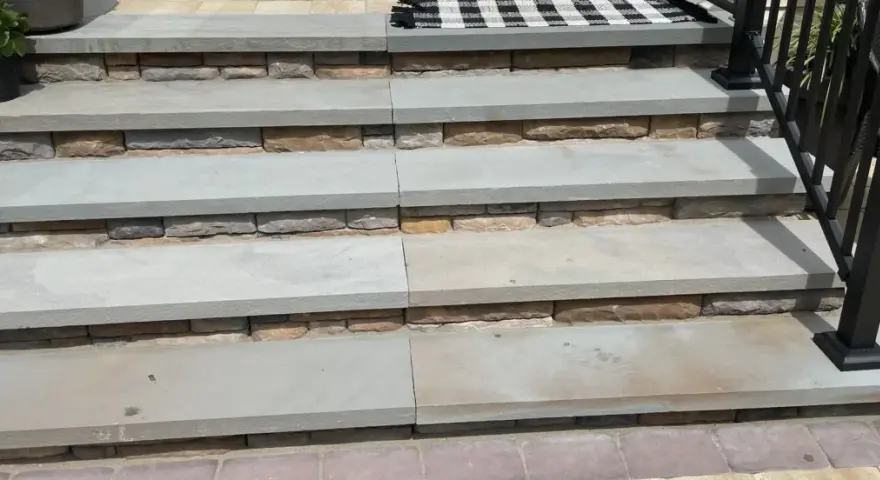 Escaliers en pierre bleue, prêts à nettoyer avec du savon noir pour retrouver leur éclat naturel.