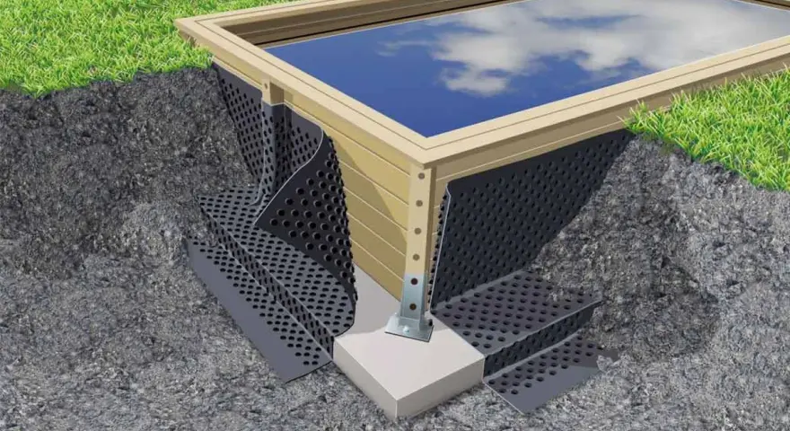 Protection d'une piscine en bois avec une membrane drainante. Le traitement bois piscine assure sa longévité.