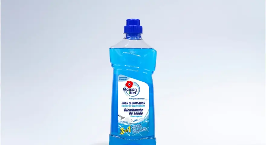 Bouteille de nettoyant bleu Maison Inet pour sols et surfaces, à base de bicarbonate de soude, pour un nettoyage efficace.