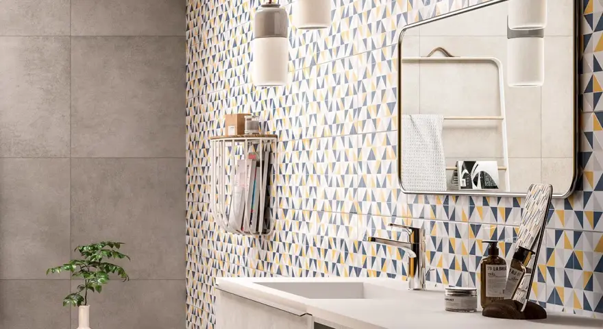 Salle de bain moderne avec mur géométrique coloré. Le primaire d'accrochage pour faïence assure une pose parfaite de ce carrelage audacieux.