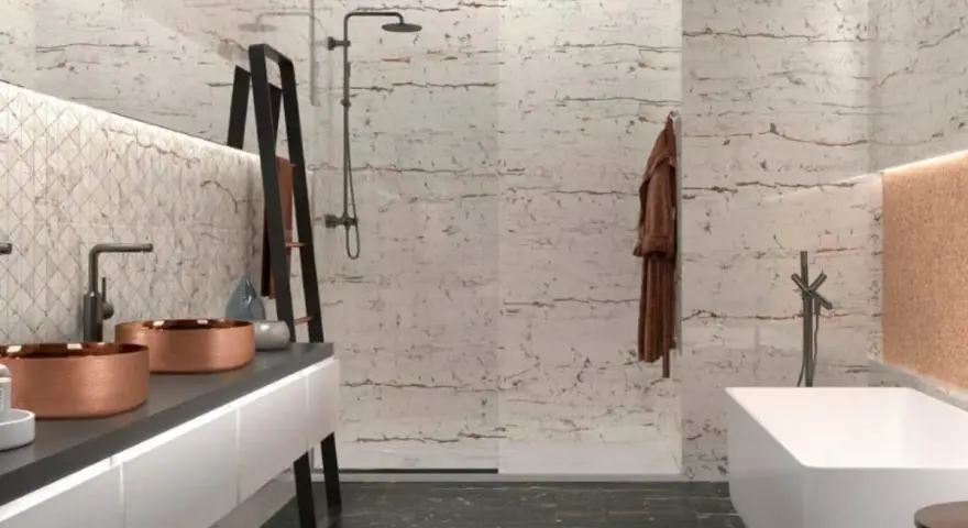 Salle de bain moderne avec murs texturés rappelant la pierre de Bourgogne, double vasque en cuivre, baignoire îlot et douche à l'italienne.