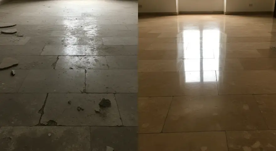 Avant/après : un sol en travertin sale et abîmé transformé en une surface brillante et immaculée.