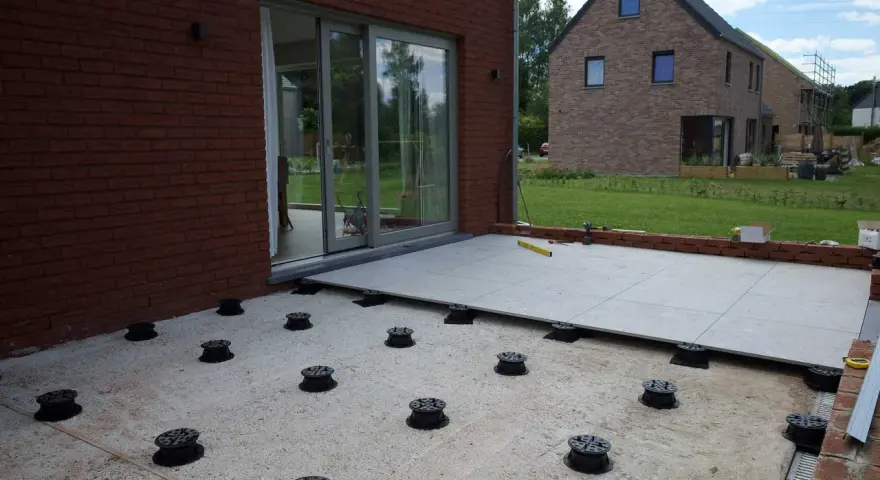 Installation de dalles de terrasse sur plots. Le nettoyage dalle terrasse est terminé, les supports sont prêts pour la pose.