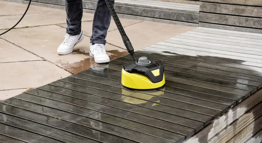 Nettoyer une terrasse en bois avec un nettoyeur haute pression. La méthode pour comment enlever le vert sur du bois est efficace.