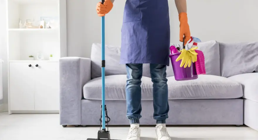 Prêt à laver par terre avec une serpillère et un seau rempli de produits de nettoyage.