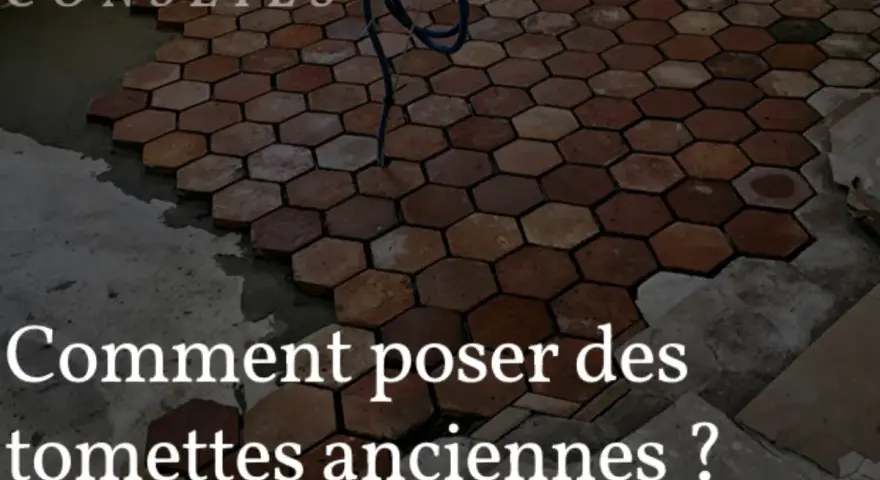 Pose de tomettes anciennes en cours. Le texte "Comment poser des tomettes anciennes ?" suggère des conseils pour ce type de revêtement.