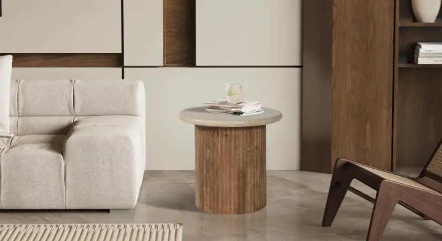 Table basse en travertin et bois, parfaite pour une deco salon moderne. Un verre d'eau sur des magazines.