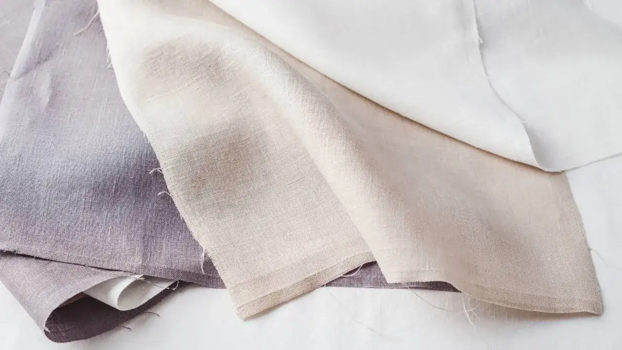 Échantillons de tissus en lin, du violet au beige, prêts à détacher le linge blanc.