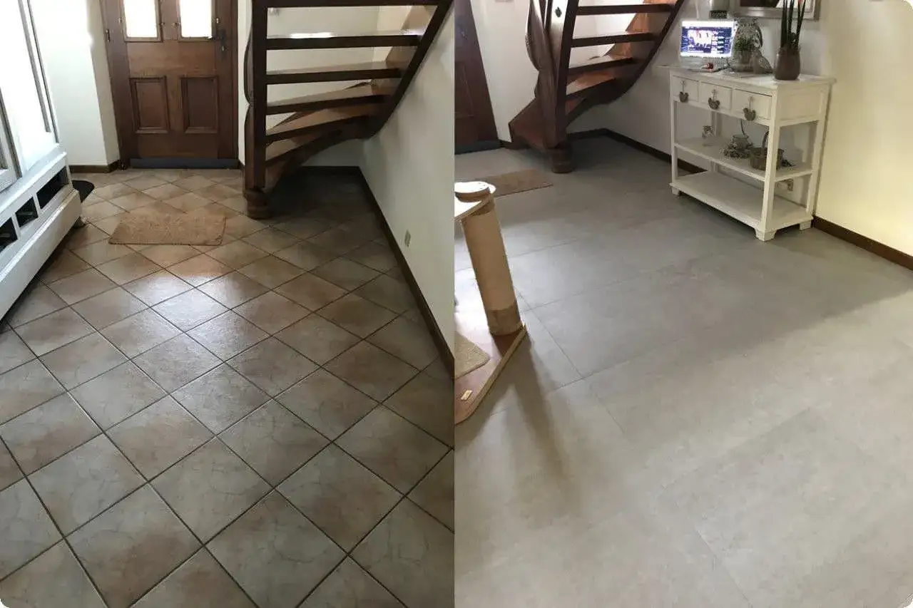Avant/apr&egrave;s : comment d&eacute;caper un carrelage ancien pour un look moderne. L'escalier en bois et la porte d'entr&eacute;e sont inchang&eacute;s.