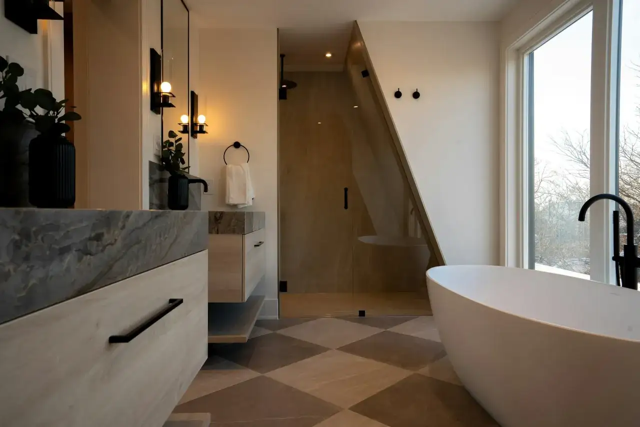 Salle de bain moderne avec baignoire îlot, douche en travertin et double vasque. Quelle déco avec du travertin !