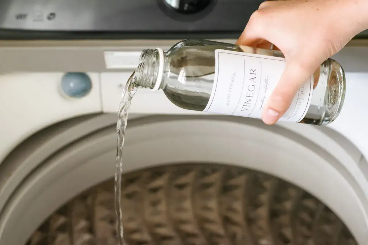 Maintenir votre machine à laver propre avec du vinaigre. Un geste simple pour un linge frais.