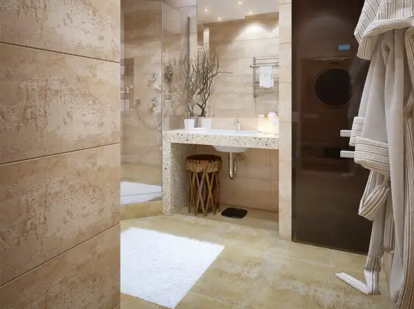 Salle de bain moderne avec carrelage imitation travertin. Un nettoyage à la vapeur serait idéal pour maintenir cette finition.