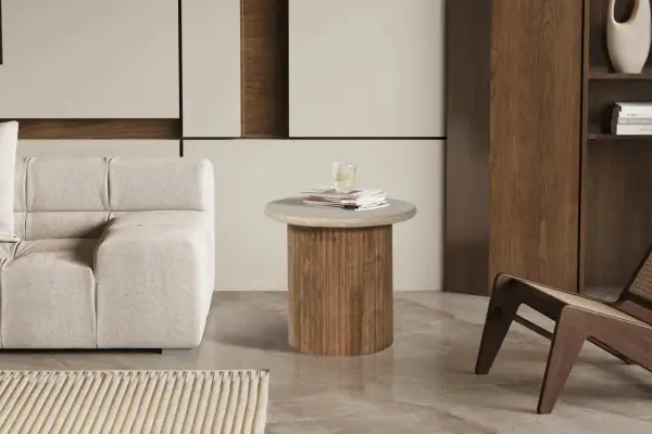 Table basse en travertin et bois, parfaite pour une deco salon moderne. Un verre d'eau sur des magazines.