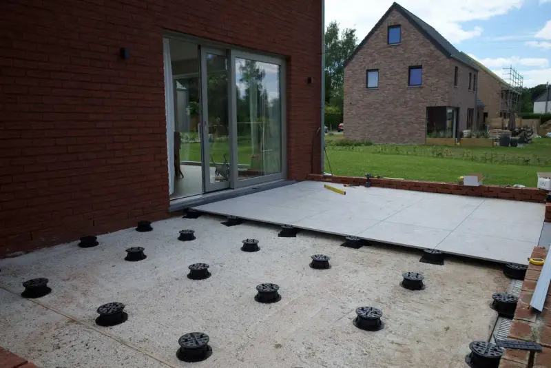 Installation de dalles de terrasse sur plots. Le nettoyage dalle terrasse est terminé, les supports sont prêts pour la pose.